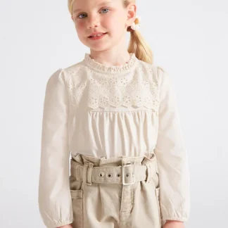Blusa com peito bordado