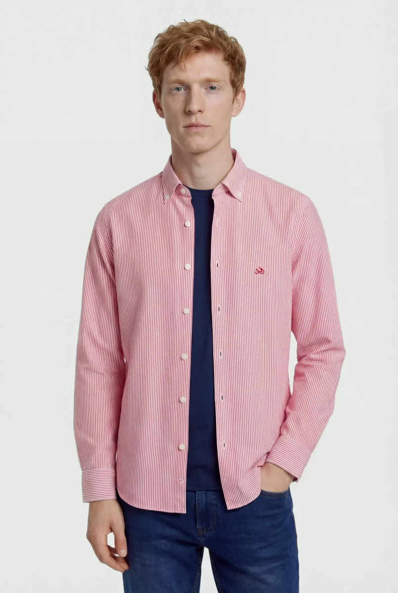 Camisa casual slim fit em algodão Oxford com riscas