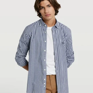 Camisa slim fit com botões no colarinho