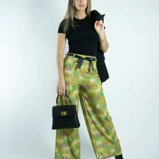 Pantalona fluída de corte reto com padrão