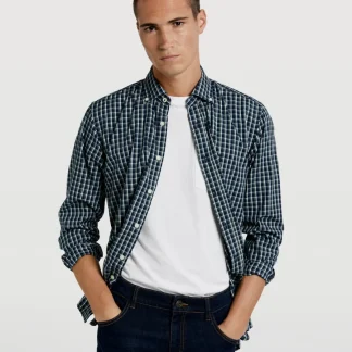 Camisa slim fit com botões no colarinho