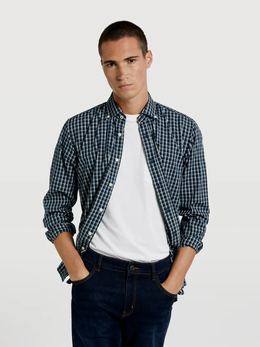 Camisa slim fit com botões no colarinho