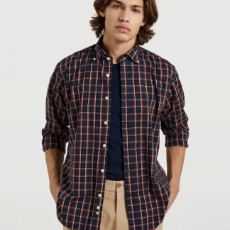 Camisa regular fit com botões no colarinho