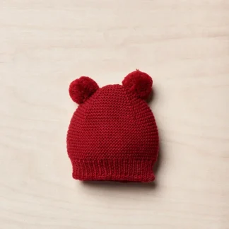 Gorro com pompons tricotado em lã merino