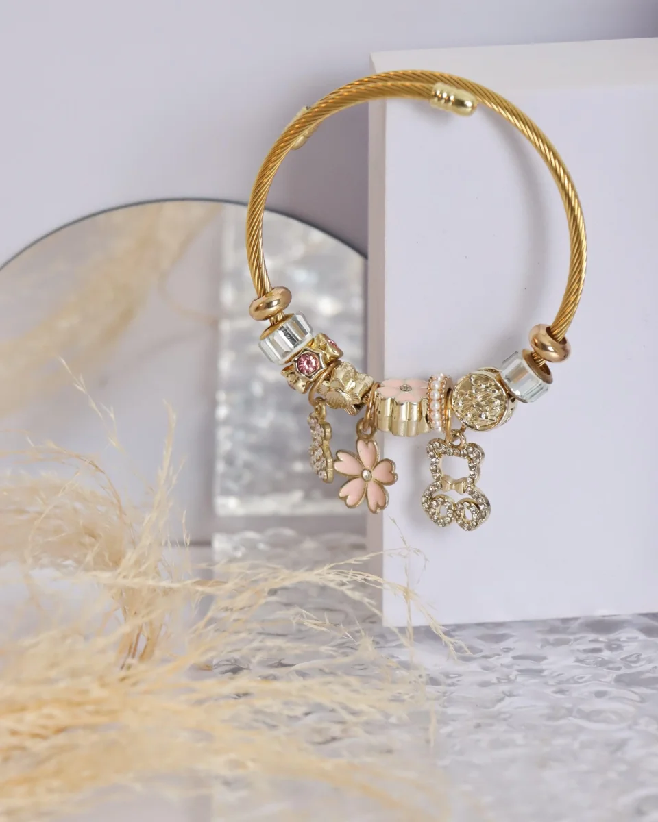 Pulseira dourada com pendentes rosa e dourados - Image 2