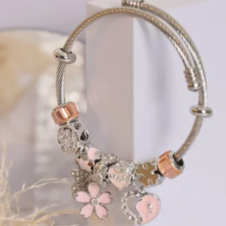 Pulseira prateada com pendentes em rosa e prateado