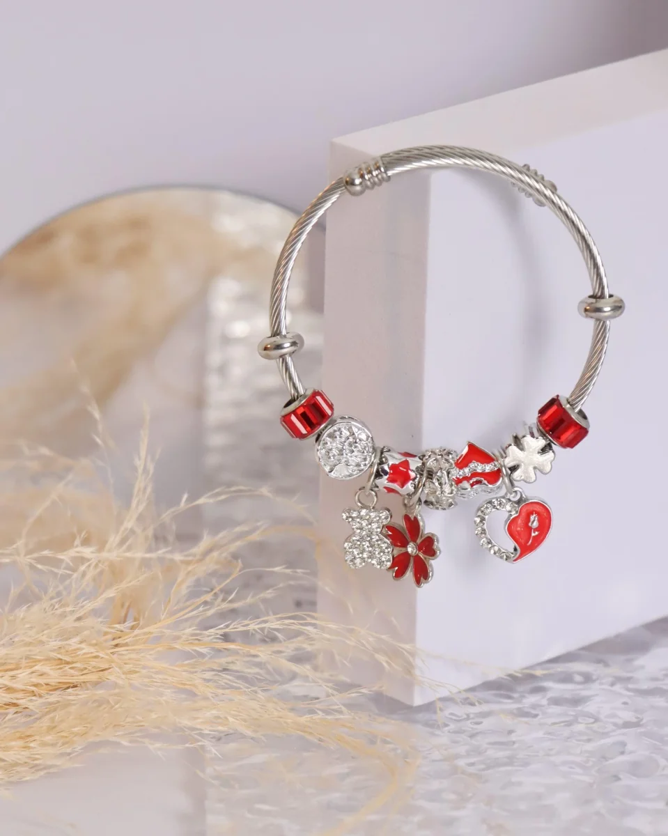 Pulseira prateada com pendentes em vermelho e prateado - Image 3