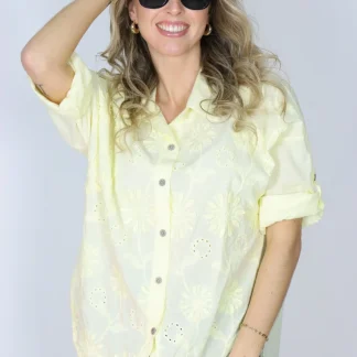 Camisa com flores em relevo