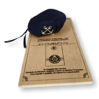 Placa decorativa com boina miniatura