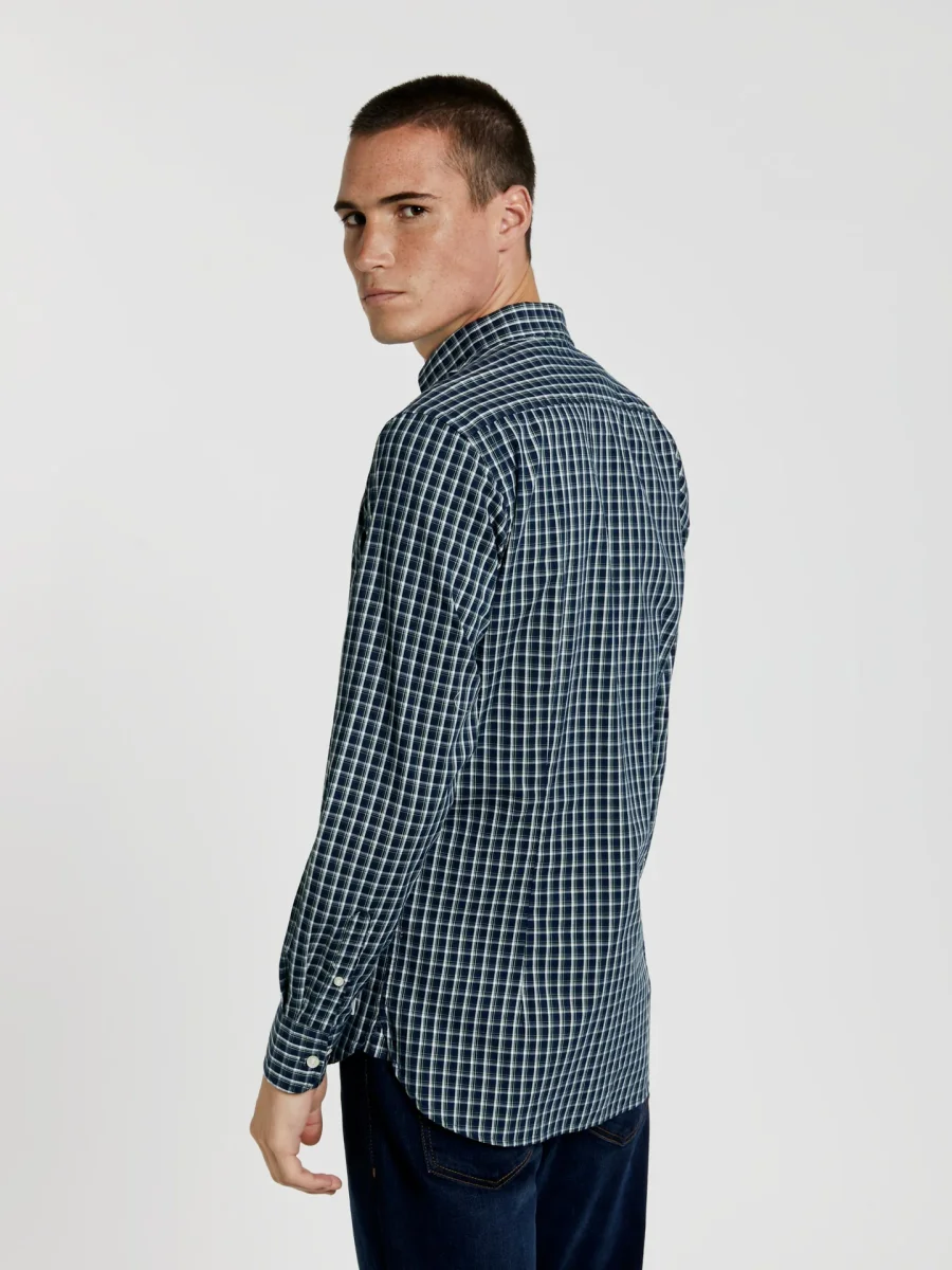 Camisa slim fit com botões no colarinho - Image 4