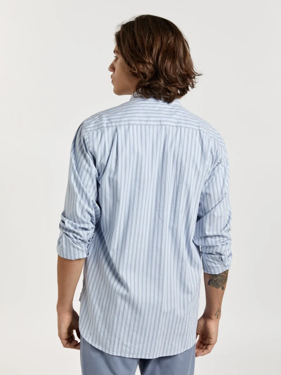 Camisa regular fit com botões no colarinho - Image 4