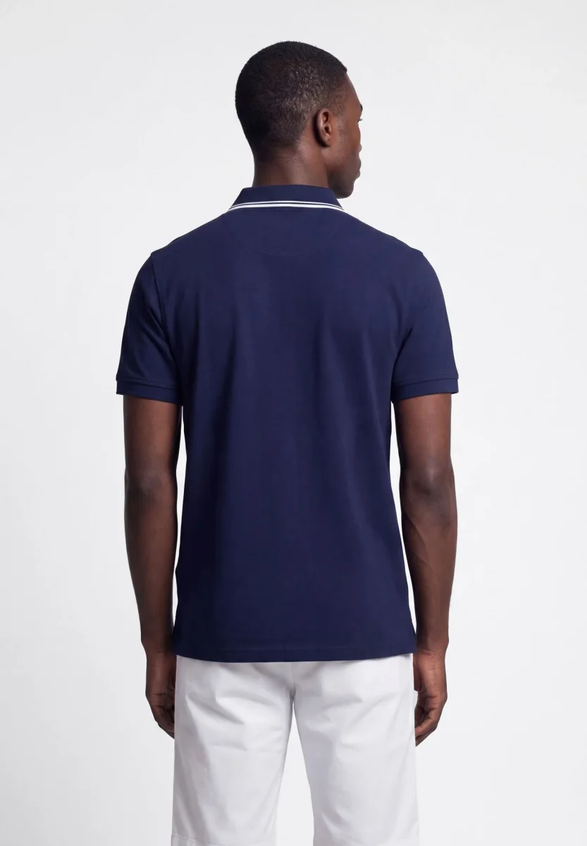 Polo Regular fit em algodão piquet com riscas em cor contrastante na gola