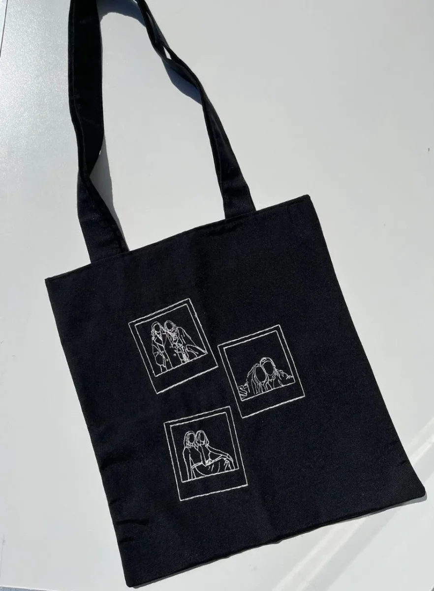 TOTE BAG EM PRETO COM FOTOGRAFIAS POLAROID - Image 2